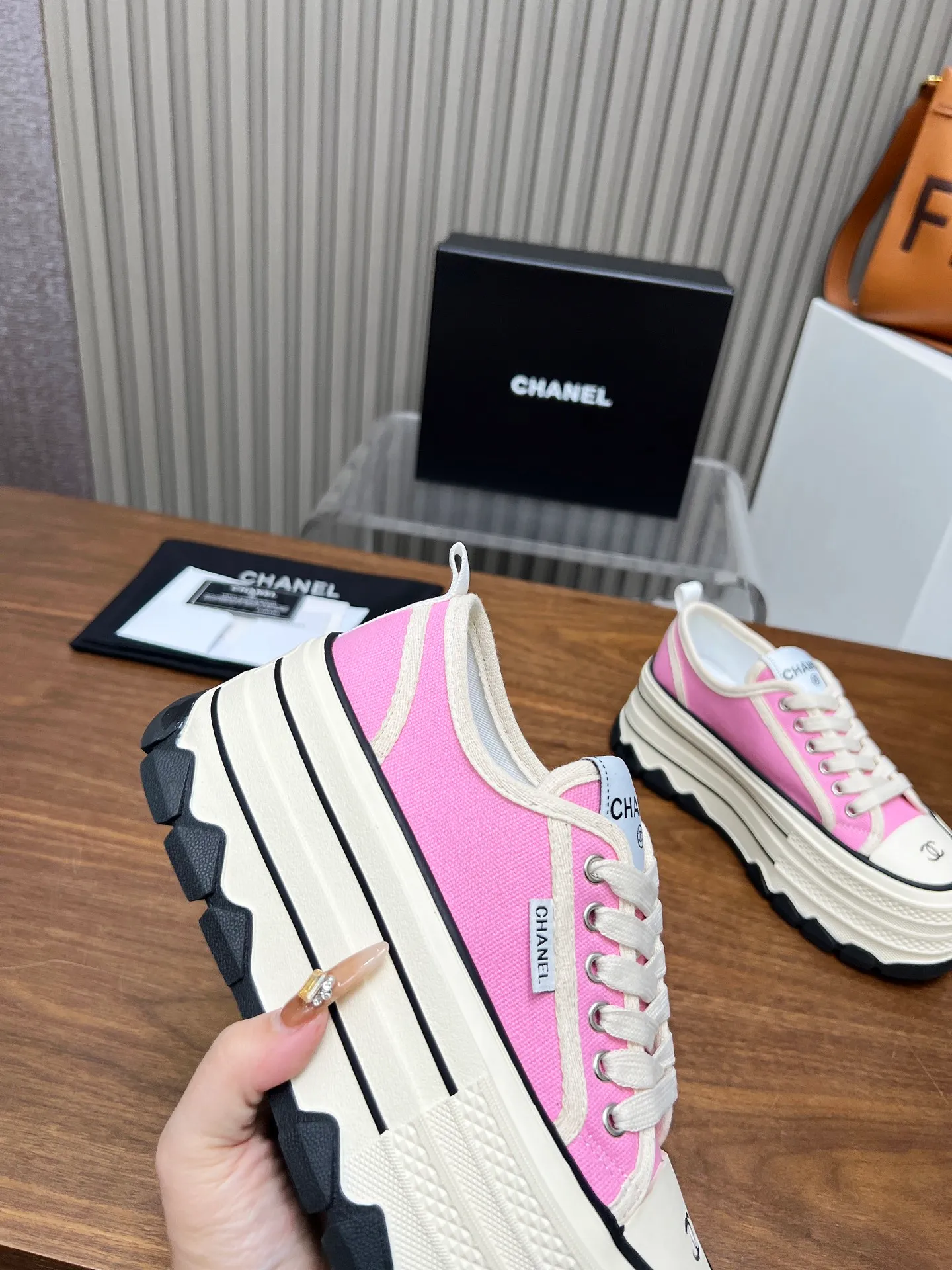 👟👟Ex-factory price 460👟👟 Top version, original quality! ! ! Chanel Chanel - 2025 biscuit shoes, the top casual sports shoes in the counter. This classic design; the style of the upper is made of various craftsmanship; the outsole is fashionable and sporty; the unusual inclusion of a variety of color matching elements... The diversified mix and match is very beautiful and versatile, casual, fashionable, sports and outdoor can be taken into account... ꫛꫀꪝ Go➫ Material: ❶Upper made of: original canvas ❷Inside made of: sheepskin ❸Outsole based on: Original TPU combination outsole, counter quality packaging, complete set for women 35–40